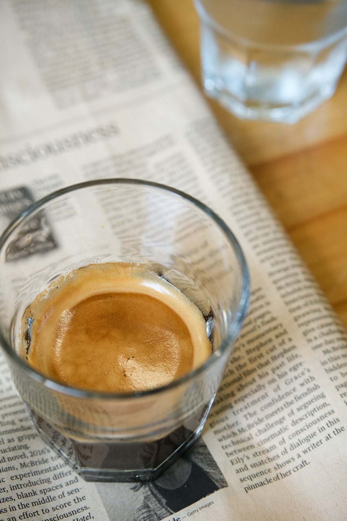 Espresso mit goldbrauner Crema im Glas / Espresso with golden-brown crema in a glass