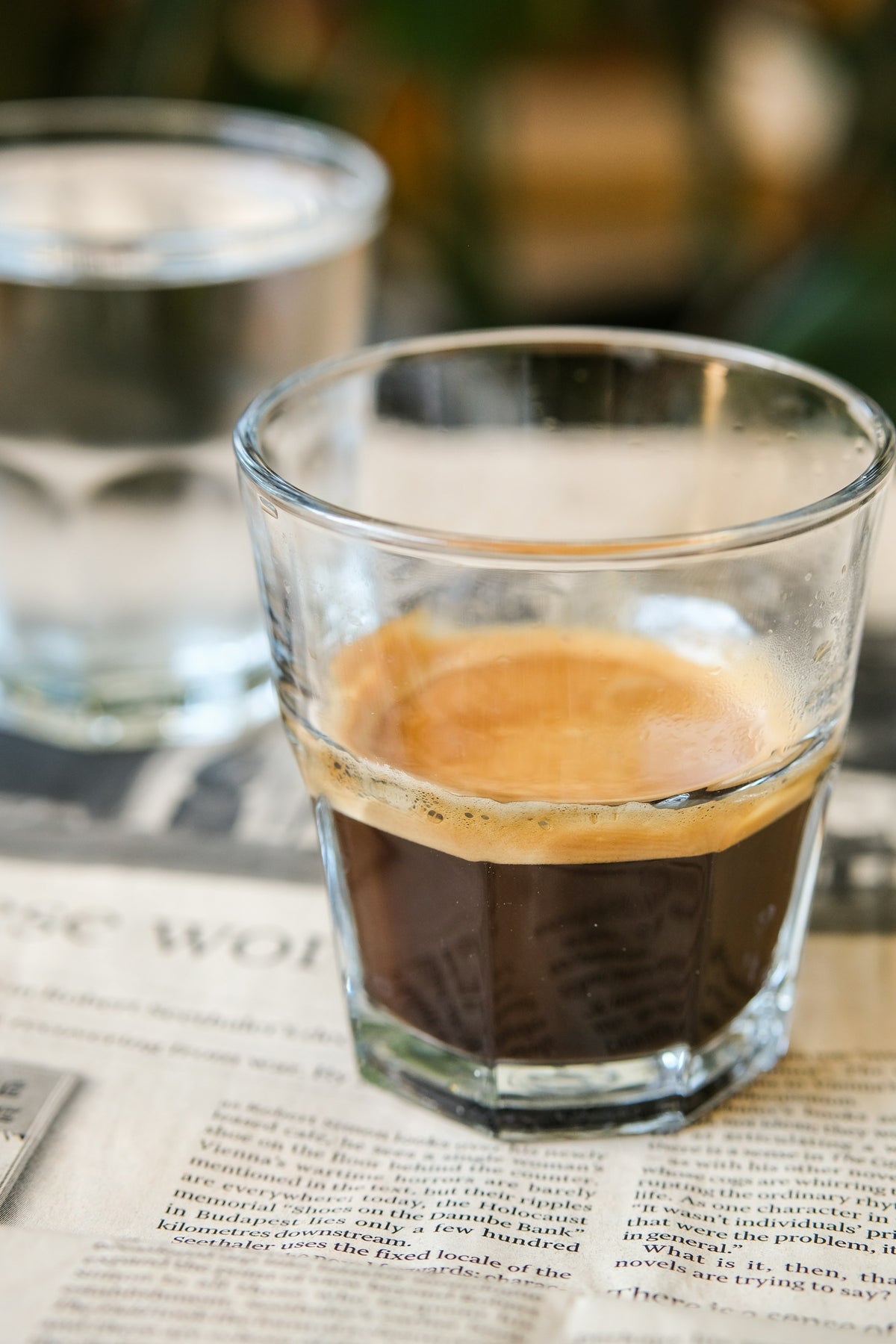 Espresso im Glas – Symbolfoto für entkoffeinierten Kaffee / Espresso in a glass – illustrative photograph for decaffeinated coffee