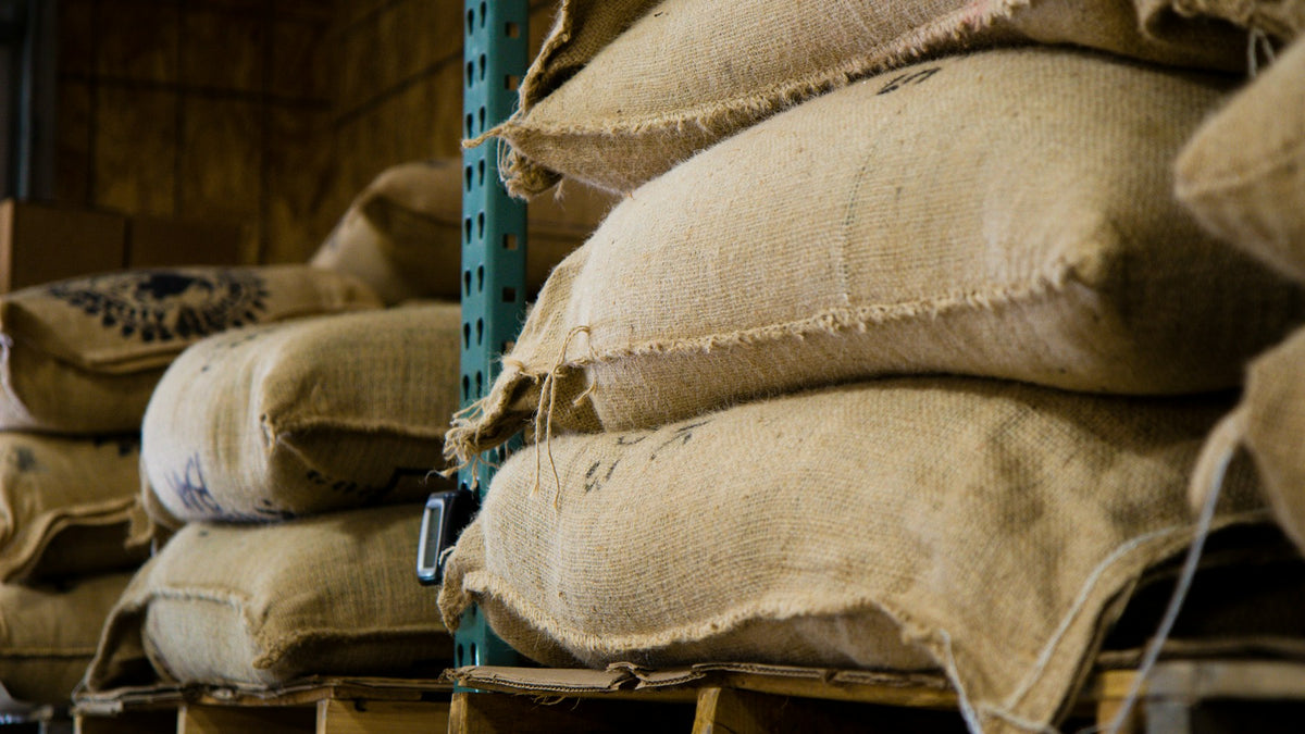 Gestapelte Rohkaffeesäcke im Lager