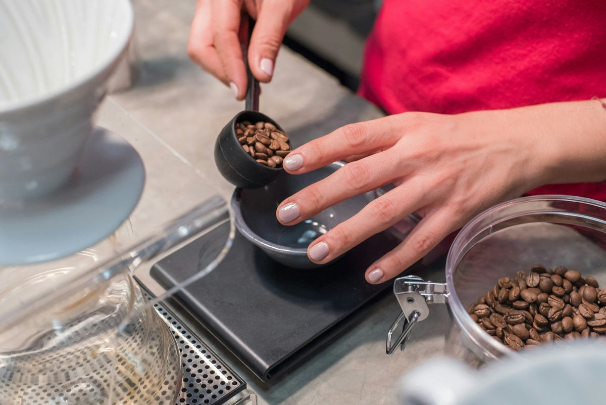 Abwiegen der Kaffeedosis als Grundlage für Messung und Extraktionsberechnung