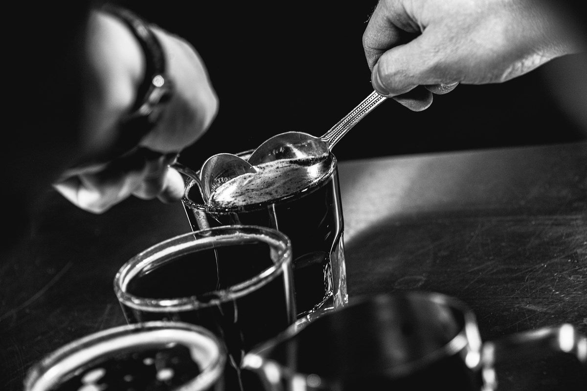 Sensorische Prüfung einer Kaffeeprobe mit einem Verkostungslöffel